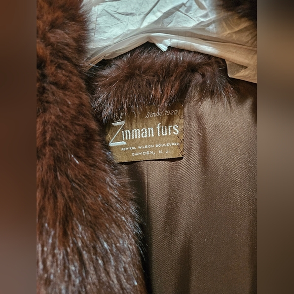 Luxurious Mahogany Mink Fur Coat with Crystal Fox Trim - Picture 5 of 7